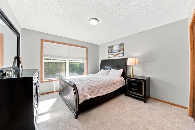 410 Hickory Lane N, Oakdale, MN 55128