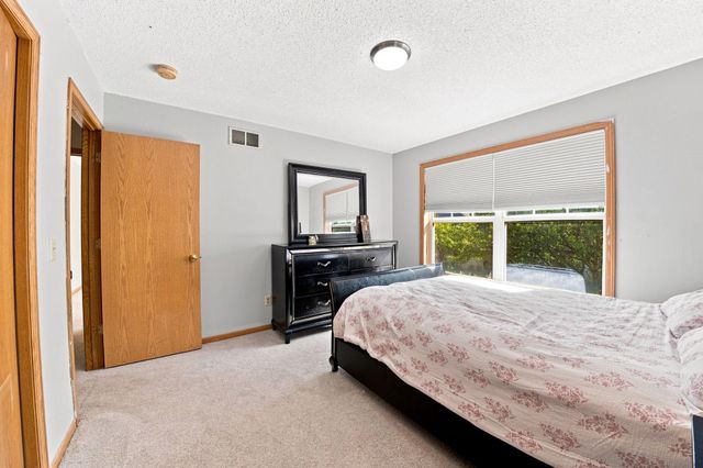 410 Hickory Lane N, Oakdale, MN 55128