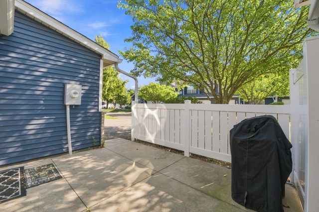 410 Hickory Lane N, Oakdale, MN 55128