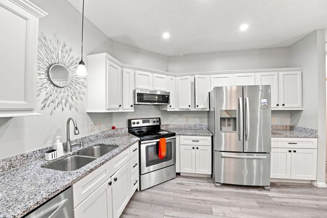 410 Hickory Lane N, Oakdale, MN 55128