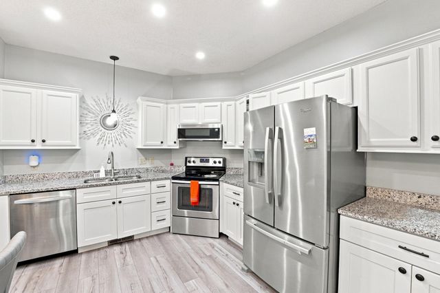 410 Hickory Lane N, Oakdale, MN 55128