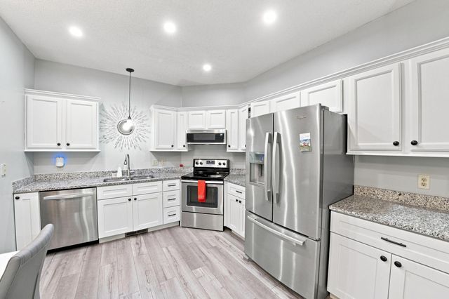410 Hickory Lane N, Oakdale, MN 55128
