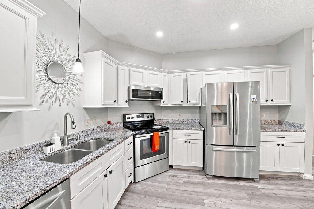 410 Hickory Lane N, Oakdale, MN 55128 — photo 4