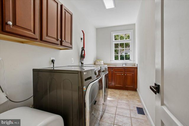 11133 OAKTON RD, Oakton, VA 22124