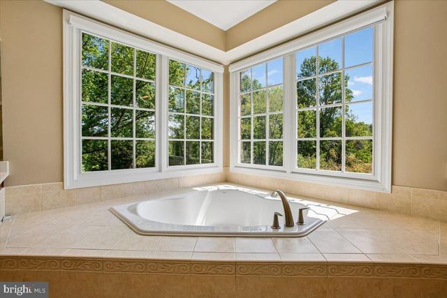 11133 OAKTON RD, Oakton, VA 22124