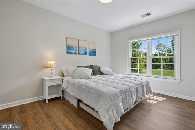 11133 OAKTON RD, Oakton, VA 22124