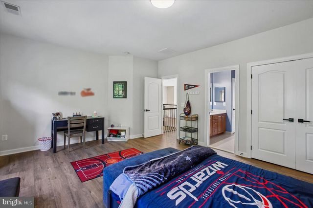 11133 OAKTON RD, Oakton, VA 22124
