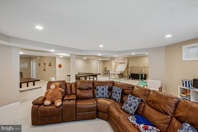 11133 OAKTON RD, Oakton, VA 22124