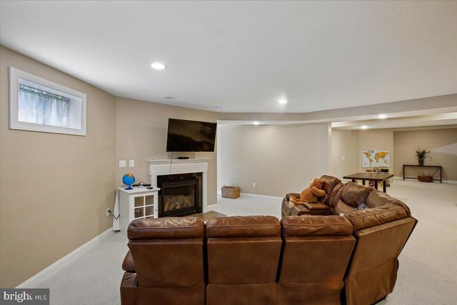 11133 OAKTON RD, Oakton, VA 22124