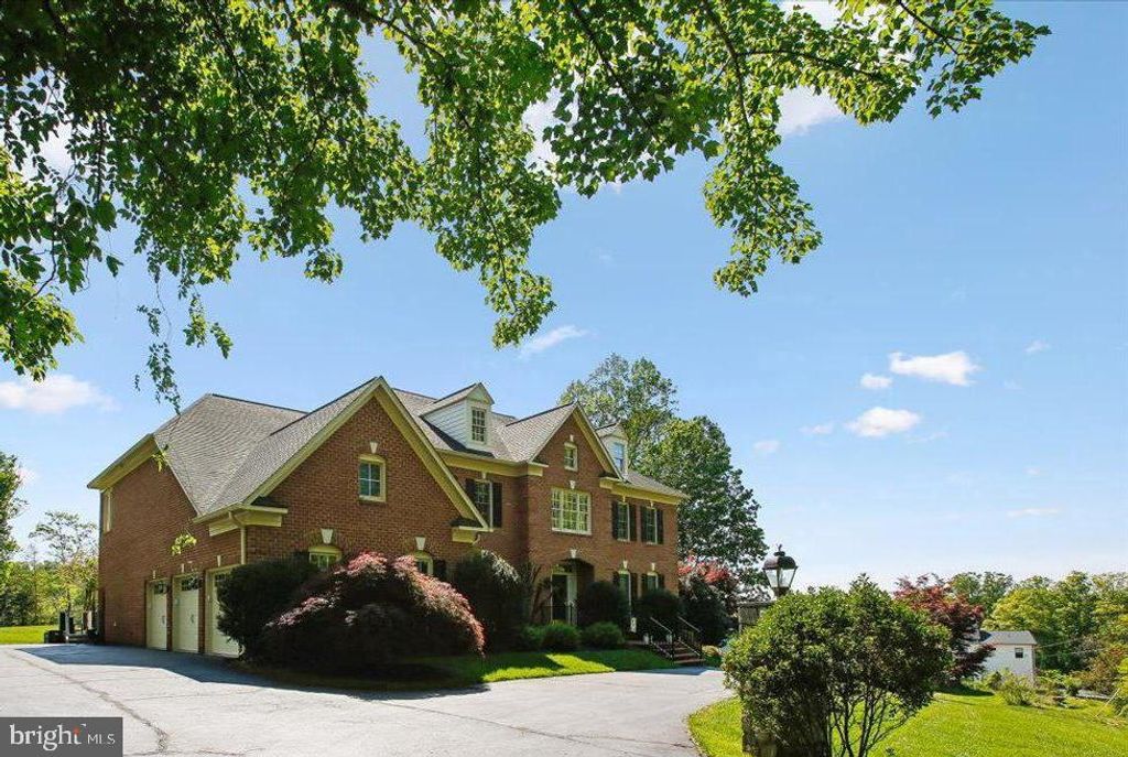 11133 OAKTON RD, Oakton, VA 22124