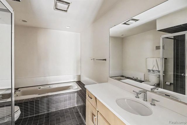 1930 Pine Ridge Court, Bloomfield Hills, MI 48302