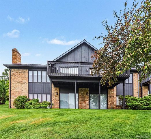 1930 Pine Ridge Court, Bloomfield Hills, MI 48302