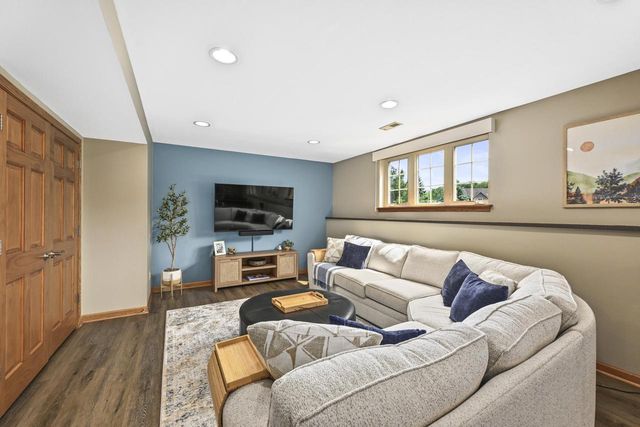 S89W31671 Cooper PARKWAY, Mukwonago, WI 53149