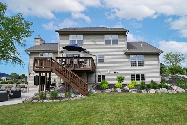 S89W31671 Cooper PARKWAY, Mukwonago, WI 53149