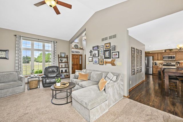 S89W31671 Cooper PARKWAY, Mukwonago, WI 53149