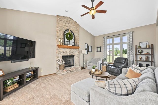 S89W31671 Cooper PARKWAY, Mukwonago, WI 53149