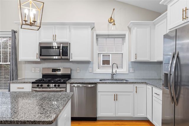 5 W Glen Lane, West Warwick, RI 02893