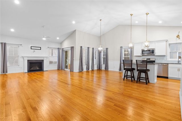 5 W Glen Lane, West Warwick, RI 02893