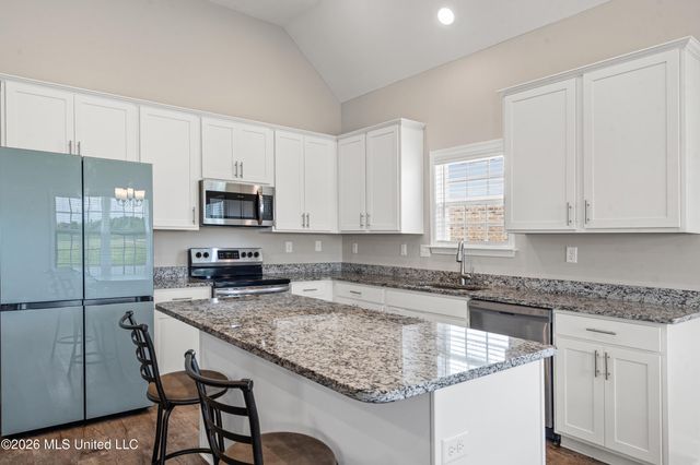 9073 S Lakeside Circle, Walls, MS 38680