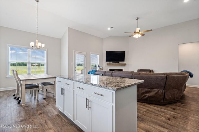 9073 S Lakeside Circle, Walls, MS 38680