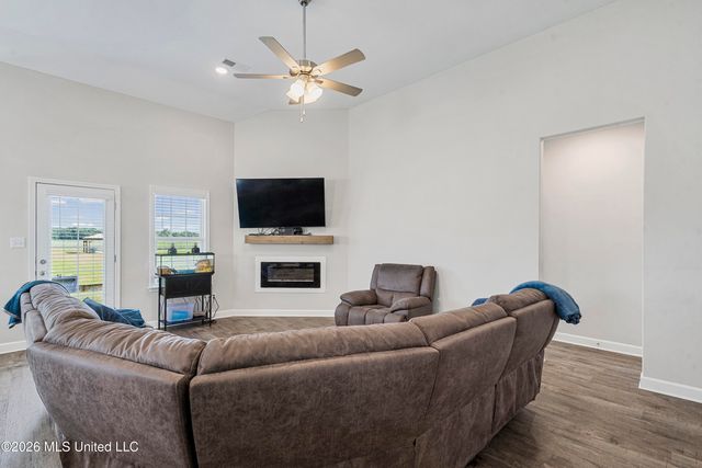 9073 S Lakeside Circle, Walls, MS 38680