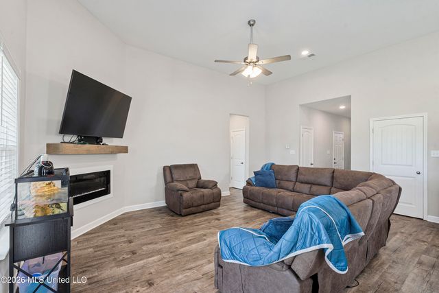 9073 S Lakeside Circle, Walls, MS 38680