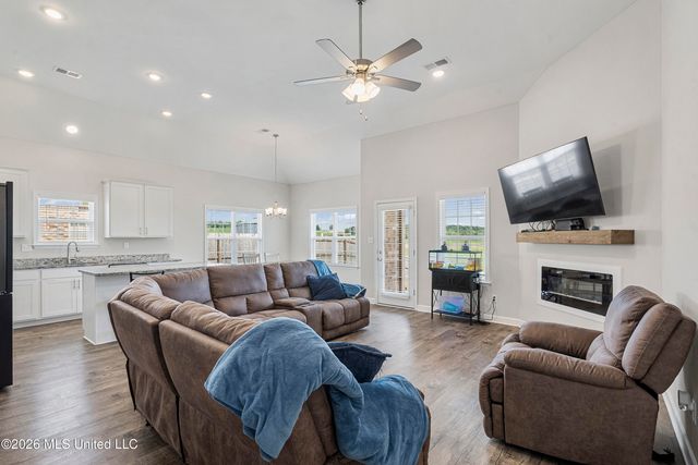 9073 S Lakeside Circle, Walls, MS 38680