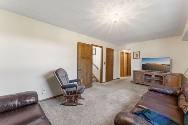 135 Old County Road C E, Little Canada, MN 55117