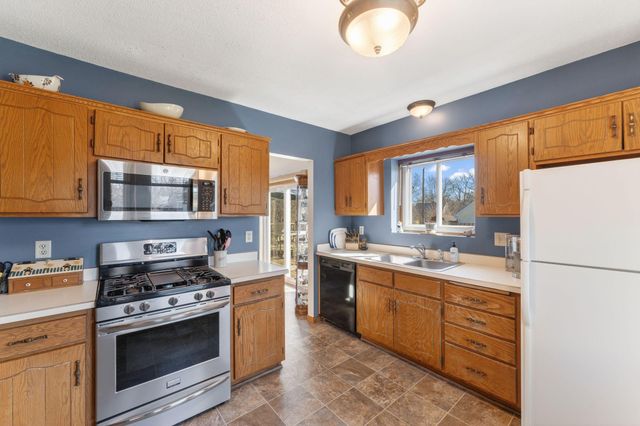 135 Old County Road C E, Little Canada, MN 55117