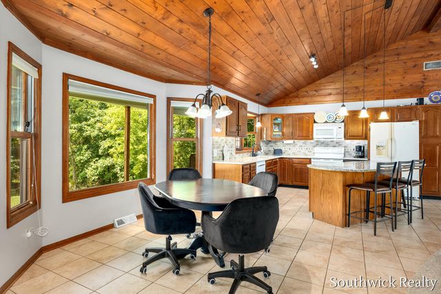 2484 Shadow Lake Court NE, Grand Rapids, MI 49505