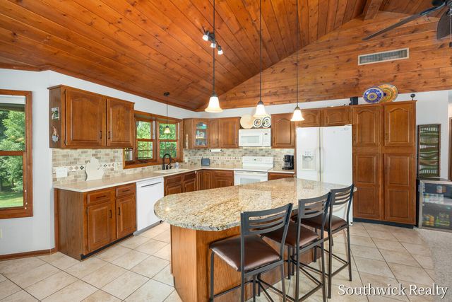 2484 Shadow Lake Court NE, Grand Rapids, MI 49505