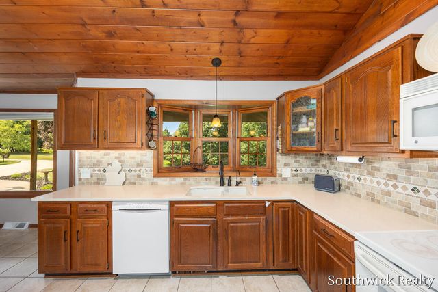 2484 Shadow Lake Court NE, Grand Rapids, MI 49505