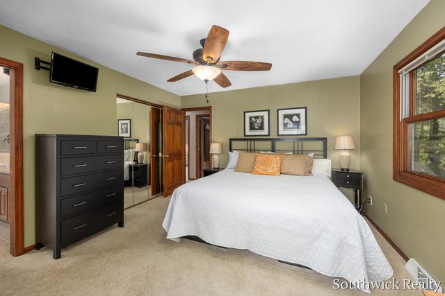 2484 Shadow Lake Court NE, Grand Rapids, MI 49505