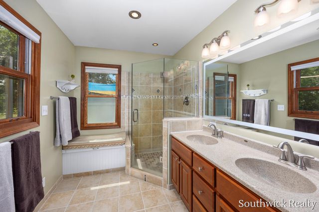2484 Shadow Lake Court NE, Grand Rapids, MI 49505