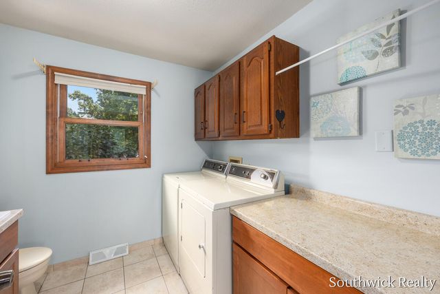 2484 Shadow Lake Court NE, Grand Rapids, MI 49505
