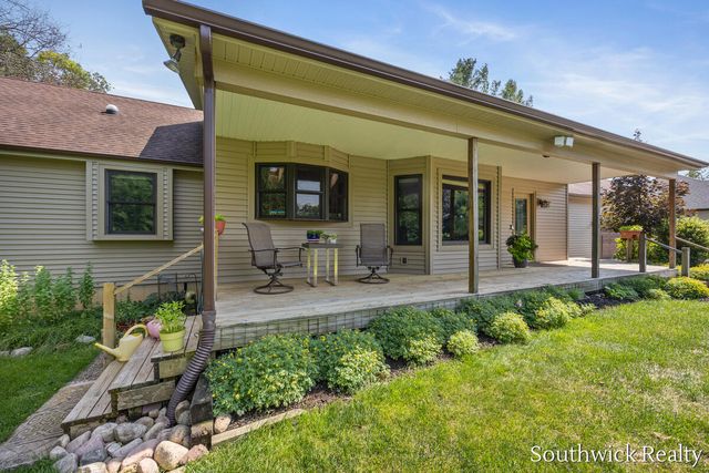 2484 Shadow Lake Court NE, Grand Rapids, MI 49505