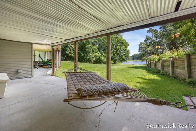 2484 Shadow Lake Court NE, Grand Rapids, MI 49505