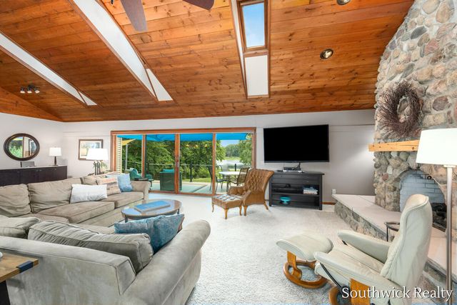 2484 Shadow Lake Court NE, Grand Rapids, MI 49505