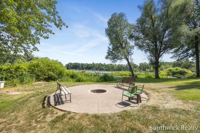 2484 Shadow Lake Court NE, Grand Rapids, MI 49505