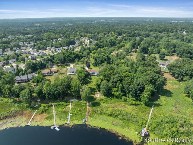 2484 Shadow Lake Court NE, Grand Rapids, MI 49505