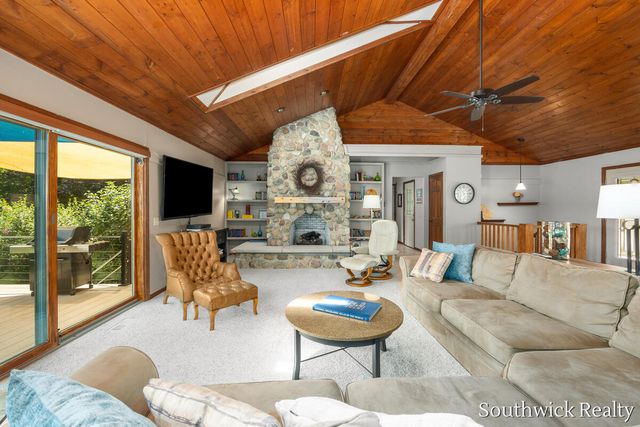 2484 Shadow Lake Court NE, Grand Rapids, MI 49505