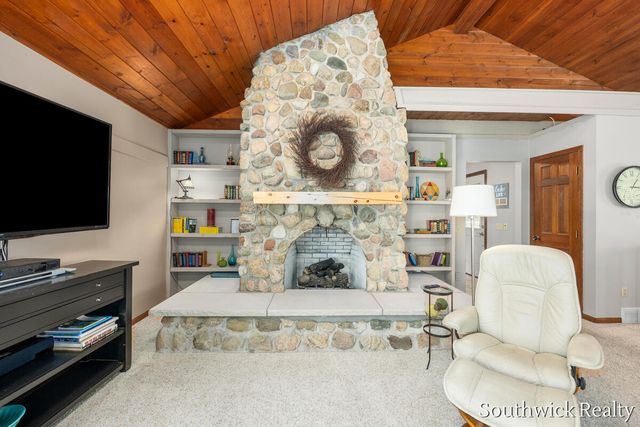 2484 Shadow Lake Court NE, Grand Rapids, MI 49505