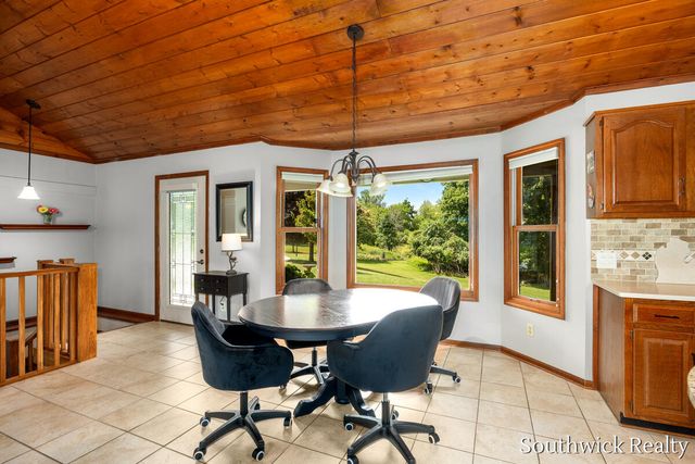 2484 Shadow Lake Court NE, Grand Rapids, MI 49505