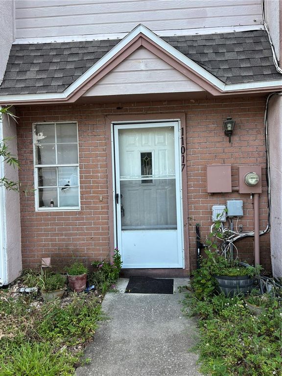 Image 2 of property listing at 11017 YORKSHIRE RIDGE COURT, Orlando, FL 32839