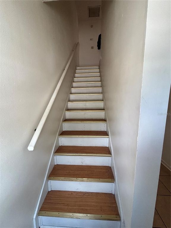 Image 11 of property listing at 11017 YORKSHIRE RIDGE COURT, Orlando, FL 32839