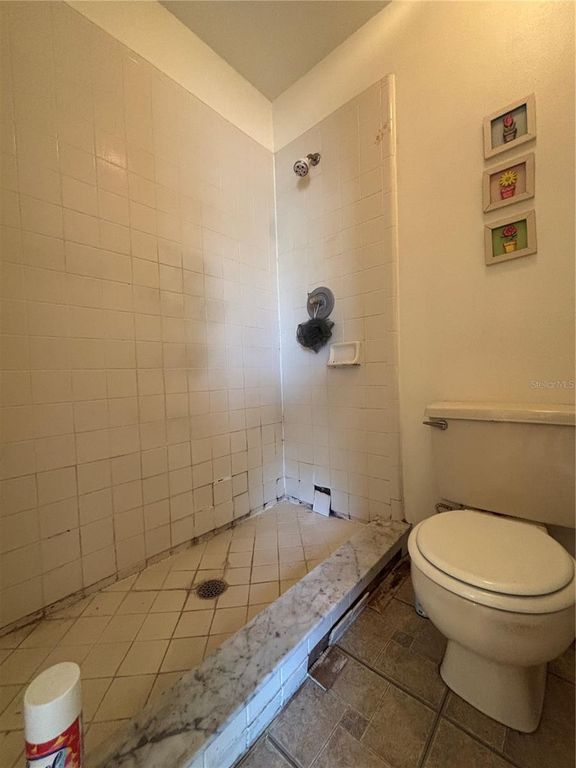 Image 17 of property listing at 11017 YORKSHIRE RIDGE COURT, Orlando, FL 32839