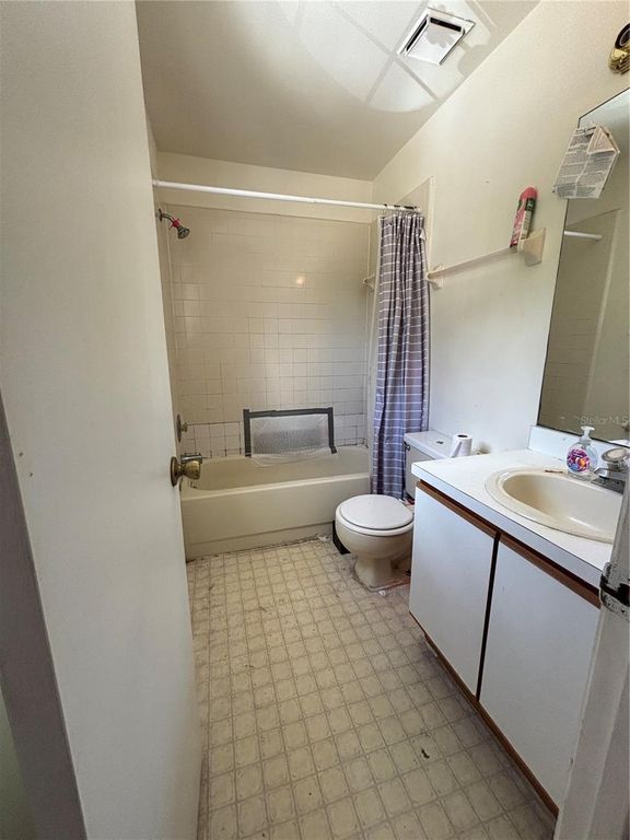 Image 20 of property listing at 11017 YORKSHIRE RIDGE COURT, Orlando, FL 32839