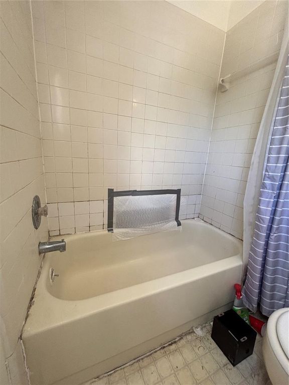 Image 21 of property listing at 11017 YORKSHIRE RIDGE COURT, Orlando, FL 32839