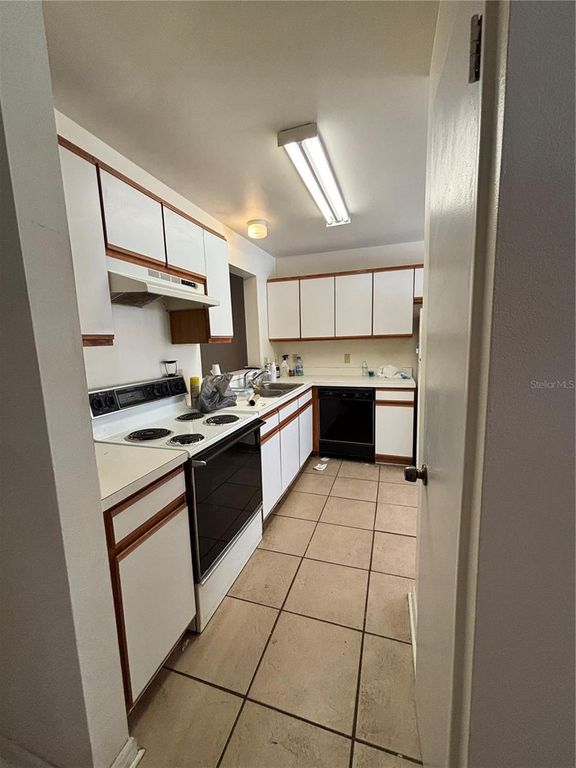 Image 5 of property listing at 11017 YORKSHIRE RIDGE COURT, Orlando, FL 32839