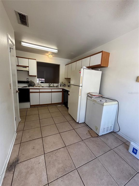 Image 8 of property listing at 11017 YORKSHIRE RIDGE COURT, Orlando, FL 32839